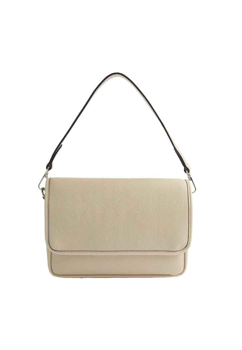 Beżowa skórzana torba na ramię z teksturowanym wykończeniem, z klapką i odczepianym czarnym paskiem. Posiada srebrne akcenty hardware.