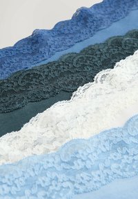 Koronkowe wykończenie w różnych odcieniach: ciemnozielonym, niebieskim, jasnoniebieskim, białym. Charakteryzuje się skomplikowanymi wzorami florystycznymi i falbaniastymi brzegami. Miękki materiał.