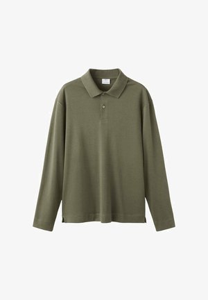 Langærmet polo i olivengrøn, lavet af blød bomuld. Har en klassisk krave, to-knaps lukning og sideslids for komfort.