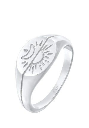 Bague en argent gravée avec un soleil sur une moitié et un croissant de lune sur l’autre, divisée en diagonale, poinçonnée 925 à l’intérieur de l’anneau.