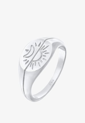 Bague en argent gravée avec un soleil sur une moitié et un croissant de lune sur l’autre, divisée en diagonale, poinçonnée 925 à l’intérieur de l’anneau.