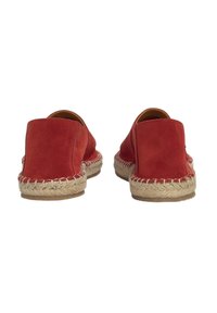 Espadrilles de ante rojo con suela de yute natural y detalles cosidos. Parte trasera redondeada con diseño de fácil calzado, textura suave.