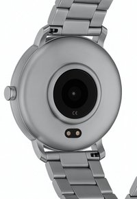 Zilveren smartwatch met een ronde achterkant, een zwart sensorglas en een metalen schakelarmband met een gladde afwerking. CE-markering zichtbaar dichtbij de basis.