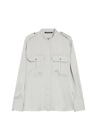 Lichtgrijs T-shirt met lange mouwen, voorzien van dunne verticale strepen, twee voorste knoopzakken met flap en knoopbare schouderepauletten.