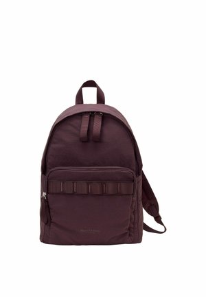 Sac à dos en tissu violet foncé avec poche zippée à l'avant, poignée de transport supérieure et bretelles réglables sur fond blanc.
