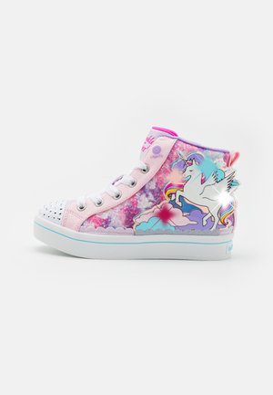 Sneakers alta rosa con motivo galattico; presentano un design di unicorno, accenti di strass e luci LED sulla suola.