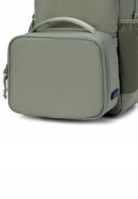 Mochila de tela verde con un compartimento rectangular con cremallera en la parte frontal, bolsillo lateral de malla texturizada y asa de transporte cosida en la parte superior.