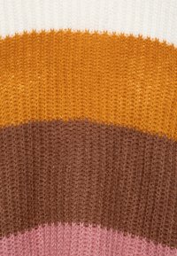 Tessuto a maglia a righe con bande orizzontali in bianco, giallo senape, marrone e rosa chiaro. Finitura testurizzata con un motivo a coste.