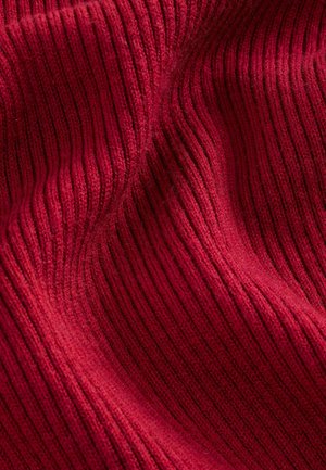 Roter gerippter Stoff mit einem strukturierten Muster aus vertikalen Linien, weich und flexibel, suggeriert ein warmes und gemütliches Material.