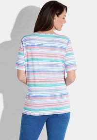 Korte mouwtop met horizontale strepen in rood, blauw, groen en wit. Zachte stof met een relaxte pasvorm en ronde halslijn.