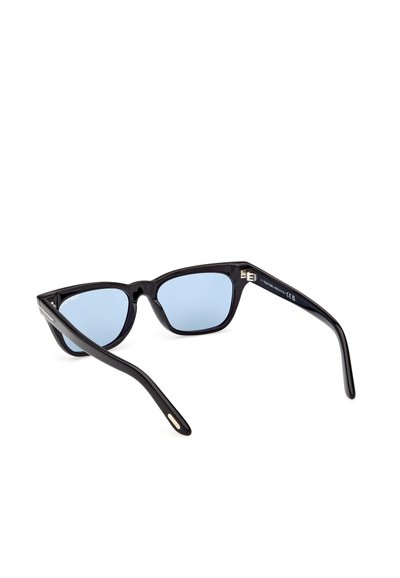 Ochelari de soare negri în stil cat-eye cu lentile albastre. Finisaj lucios, brațe ușor îngroșate și accente metalice pe temple. Design modern.