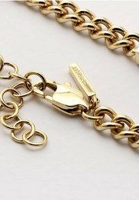 Goldene Metallkette-Armbanduhr mit glänzender Oberfläche. Verfügt über große, ineinandergreifende Glieder und einen Karabinerverschluss mit einem Anhänger. Glatte und strukturierte Oberflächen.