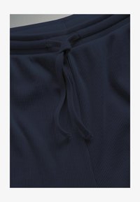 Nevybrané, navy chocolate brown