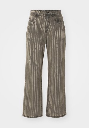 Széles lábú, khaki nadrág vízszintes krémcsíkkal; textil szövetből készült; öt zseb és gombos záródás a deréknál.