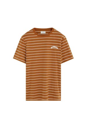 T-shirt rayé marron avec des lignes blanches horizontales, col rond, manches courtes, présentant un petit logo blanc sur le côté gauche.