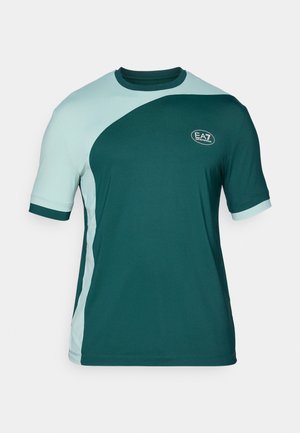 Kortslepet sports t-skjorte i mørk teal og lys mint, med en buet fargeblokkdesign og en logo på brystet. Laget av pustende stoff.