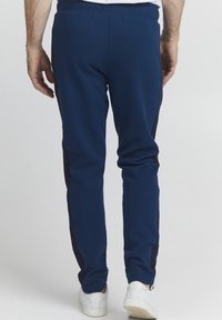 FQ1924 FQFENRIS REGULAR FIT - Treniņtērpa apakšdaļas - navy peony