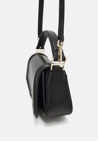 Borsa a tracolla nera in pelle con un design strutturato, lati piatti, manico superiore e dettagli in hardware dorato. Materiale di alta qualità con una superficie liscia.