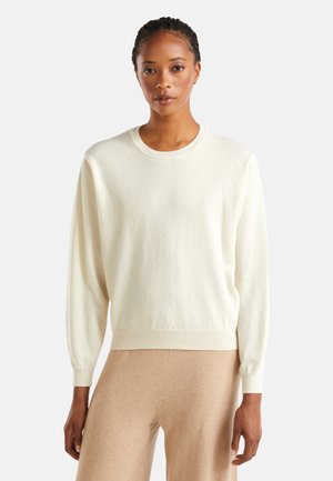 Crewneck-Pullover aus weichem Creme-Stoff, mit langen Ärmeln, gerippten Bündchen und Saum, entspannter Passform und glatter Textur.