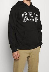 GAP Jersey con capucha - black