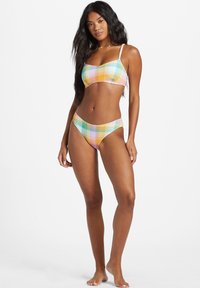 Set di bikini a quadri colorati composto da un top bralette aderente con spalline regolabili e un fondo bikini a vita alta abbinato.