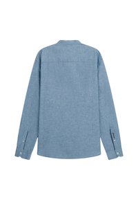 Camicia a maniche lunghe azzurro chiaro realizzata in un tessuto strutturato. Presenta un colletto classico, polsini con bottoni e un orlo dritto con una spalla posteriore.