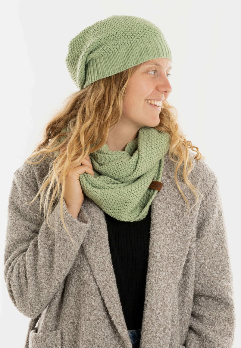 Knit Factory COCO - Colsjaal - sage green