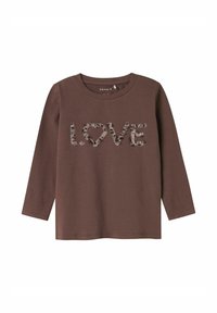 Braunes Langarmshirt mit strukturiertem "LOVE"- und Herzdesign in einem gerafften hellbraunen Akzent. Weicher Stoff, einfacher Rundhalsausschnitt.