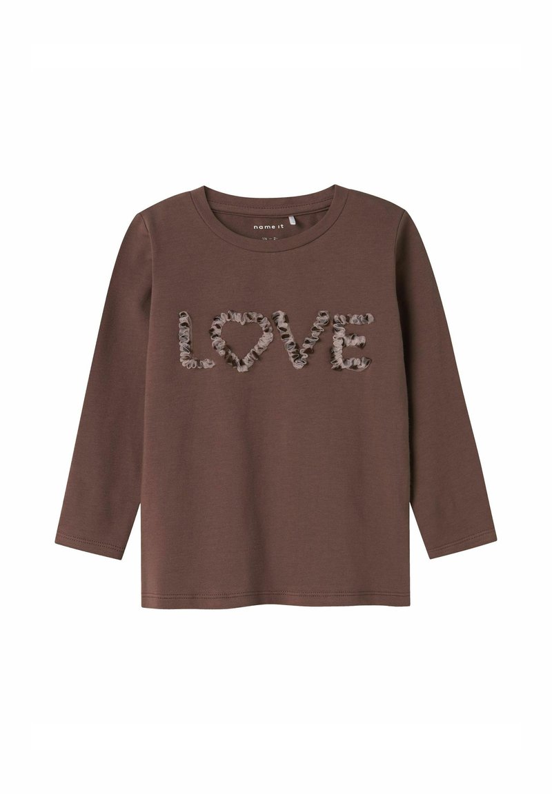 Braunes Langarmshirt mit strukturiertem "LOVE"- und Herzdesign in einem gerafften hellbraunen Akzent. Weicher Stoff, einfacher Rundhalsausschnitt.