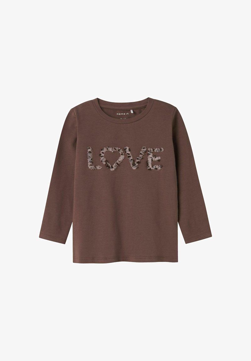 Braunes Langarmshirt mit strukturiertem "LOVE"- und Herzdesign in einem gerafften hellbraunen Akzent. Weicher Stoff, einfacher Rundhalsausschnitt.