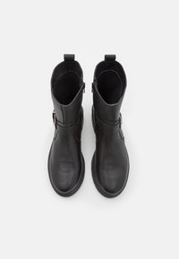 Melnas ādas potītes zābaki ar strukturētu apdari, sānu rāvējslēdzējiem un siksnas akcentu ap potīti. Plakana gumijas zole.