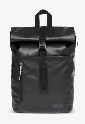 Mochila negra con cierre enrollable hecha de material duradero y resistente al agua. Cuenta con un bolsillo frontal con cremallera y una correa robusta con cierre de hebilla.