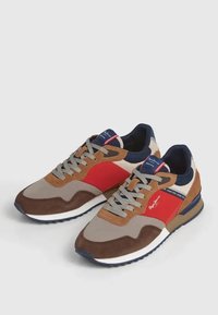 Sneakers caratterizzati da una combinazione di materiali in suede e tessuto di colore marrone, grigio, rosso e blu navy. Suola in gomma, design con lacci e etichetta sulla linguetta.
