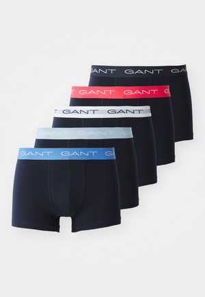 Vyriški boxeriai penkių pakuotėje. Spalvos: tamsiai mėlyna, raudona ir šviesiai mėlyna, su elastinėmis juostelėmis, ant kurių aiškiai matomas prekės ženklas.