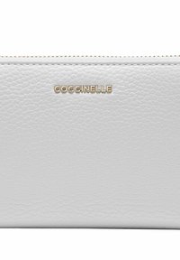 Cartera de cuero blanco con una superficie texturizada y un logo dorado de "Coccinelle". Detalle de cremallera a lo largo del borde superior para un cierre seguro.