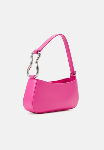 Borsa a tracolla in pelle rosa con una forma curva, dotata di manico metallico lucido e di una tracolla slim regolabile. Texture liscia e design minimalista.
