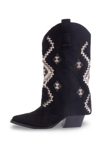 Bottines de cowboy noires en matériau texturé, avec des motifs géométriques blancs, bout pointu, talon bloc et tirette à l'arrière.
