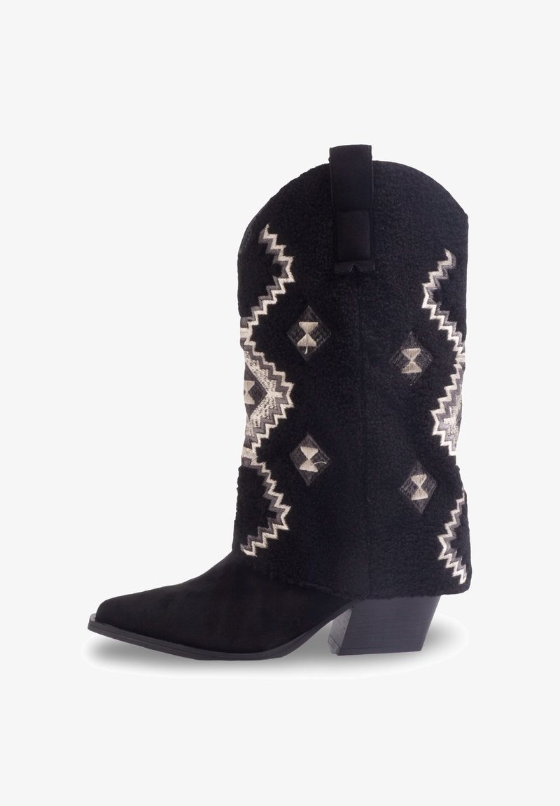 Bottines de cowboy noires en matériau texturé, avec des motifs géométriques blancs, bout pointu, talon bloc et tirette à l'arrière.