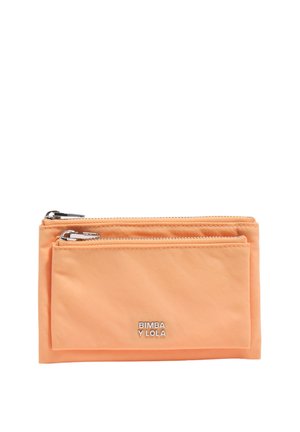 Estuche rectangular naranja con dos compartimentos con cremallera y logo plateado "BIMBA Y LOLA" en el bolsillo frontal.