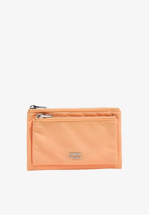 Estuche rectangular naranja con dos compartimentos con cremallera y logo plateado "BIMBA Y LOLA" en el bolsillo frontal.