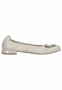 Weiße Leder-Ballerinas mit einer runden Zehenpartie, die an der Vorderseite einen silbernen Akzent und einen niedrigen, quadratischen Absatz aufweisen. Glatte Textur und schlichtes Design.