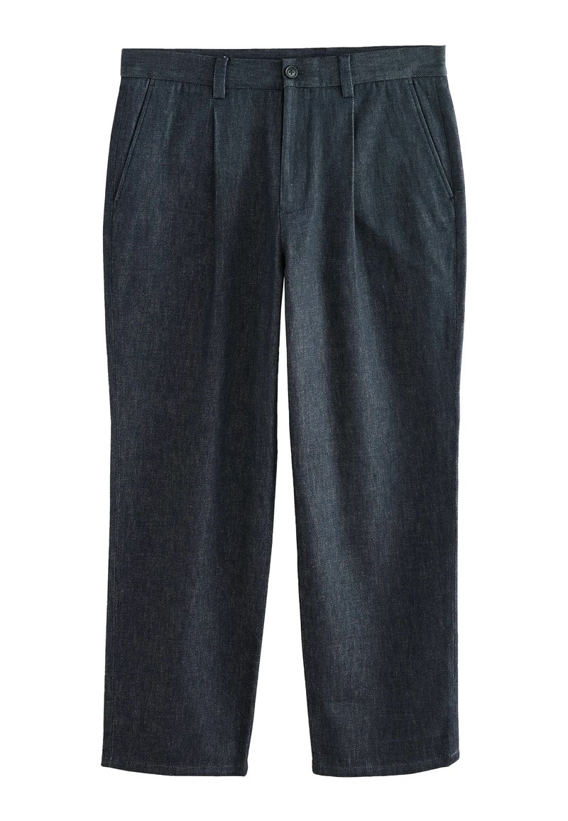 Pantaloni in denim scuro con design a gamba dritta, caratterizzati da pieghe frontali, tasche laterali oblique e chiusura con bottone.