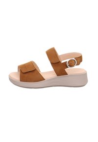 Braune Wildleder-Wedgesandalen mit zwei verstellbaren Riemen und einem runden Metallakzent. Die Sohle hat ein strukturiertes, welliges Design.
