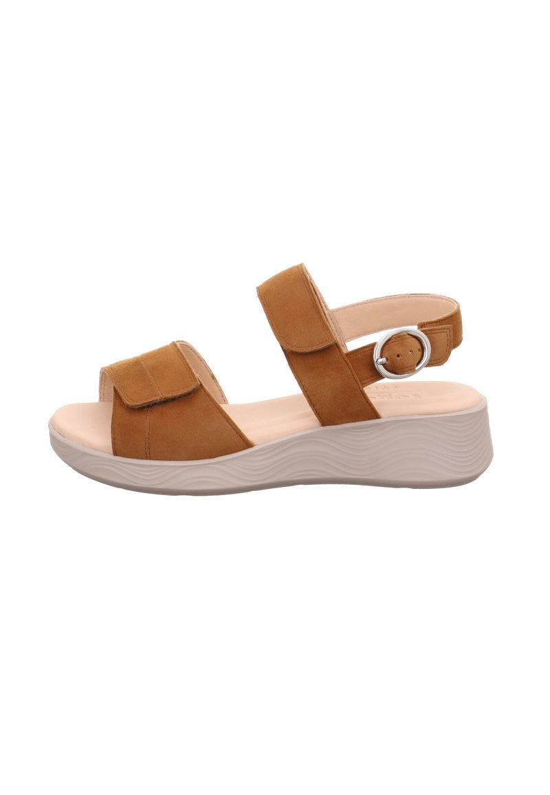 Braune Wildleder-Wedgesandalen mit zwei verstellbaren Riemen und einem runden Metallakzent. Die Sohle hat ein strukturiertes, welliges Design.