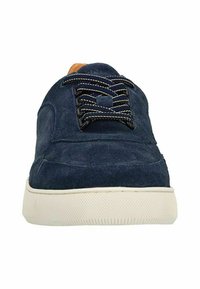 Marineblauwe suede sneaker met een ronde neus, voorzien van zwarte veters, een tan interieur en een gestructureerde witte rubberen zool.