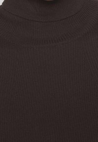 Donkerbruin geribbeld turtleneck sweater, met een aansluitend ontwerp, textuurstof en hoge kraag met geribbelde accenten.
