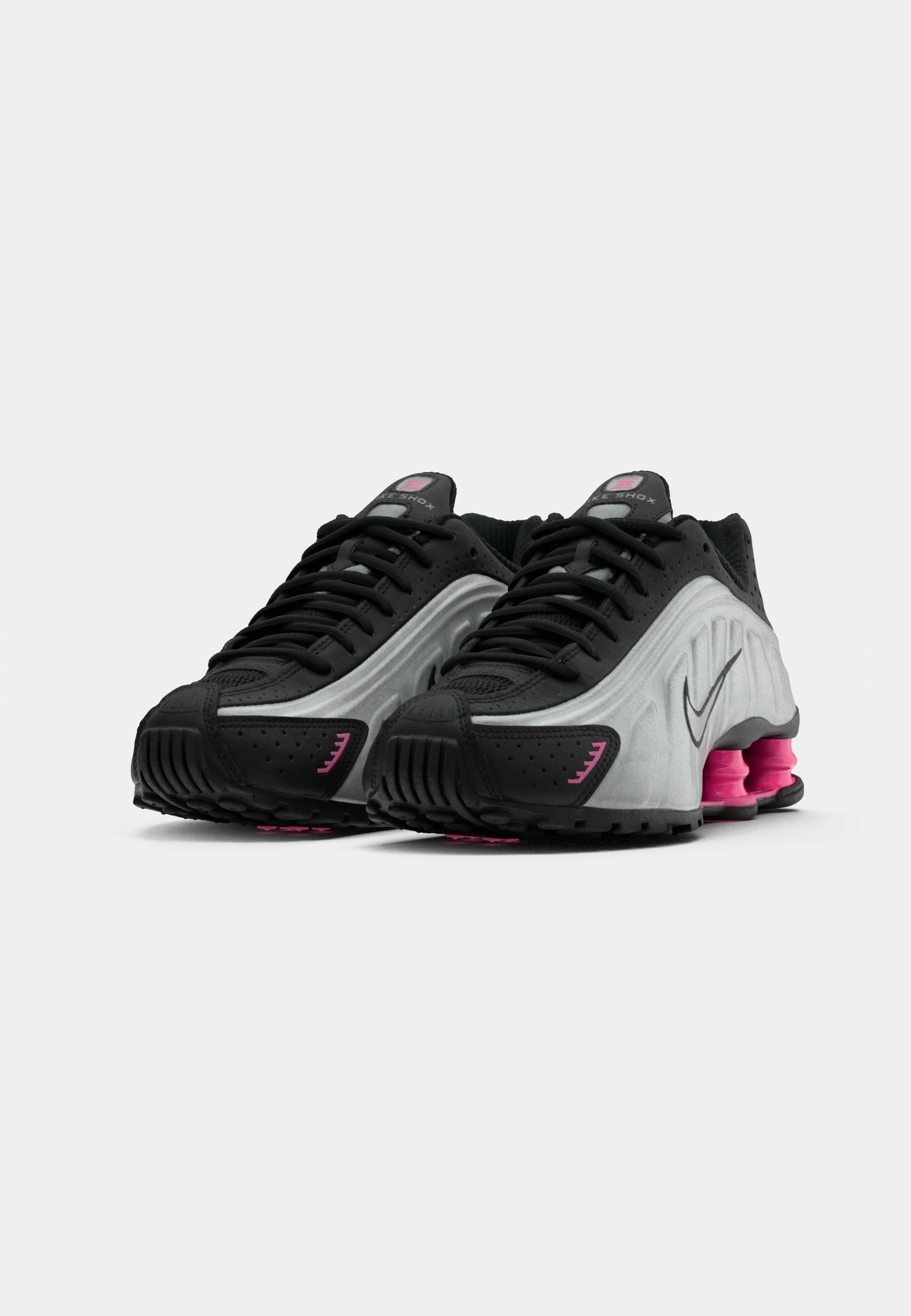 靴 Nike Shox R4 Black llic Silver Nike Sportswear SHOX R4 - Sneakers low - black/metallic silver