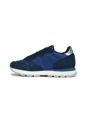 Navy blue sneaker made of smooth fabric and suede, featuring a white midsole, textured overlays, and a metallic heel accent.