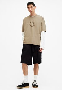 AllSaints TIERRA CREW - Camiseta estampada - acre brown