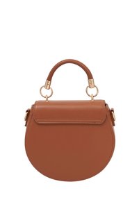 Brun läderhandväska med rund form, kort handtag och detaljer i guldton. Kläppen har en jämn stängning som lyfter fram dess minimalistiska design.